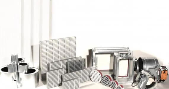 Composition d'équipements anti-incendie : grilles de ventilation métalliques, conduits, tuyaux, têtes de sprinkler et accessoires variés sur fond blanc.